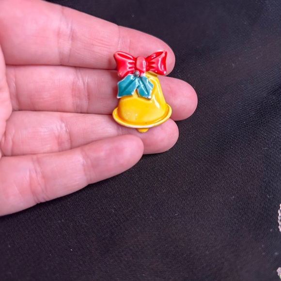 JONETTE JEWELRY VTG Cute Painted Christmas Bell Brooch. - Picture 3 of 5